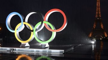 فرنسا ترفع العلم الأولمبي  معكوسا .. (فيديو)
