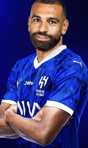 بعد نشر صورته بقميص النادي.. هل تعاقد الهلال السعودي مع محمد صلاح؟